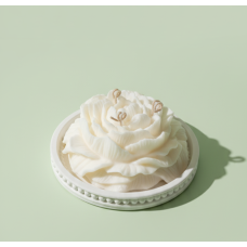 Žvakė „Baltoji rožė“ – žvakė su padėkliuku