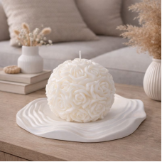 Rinkinys „Rožių burbulas“ – dekoratyvinė žvakė su banguotu padėkliuku