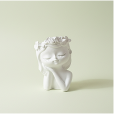 Gipso figūrėlė „Mergaitė su gėlių vainiku“